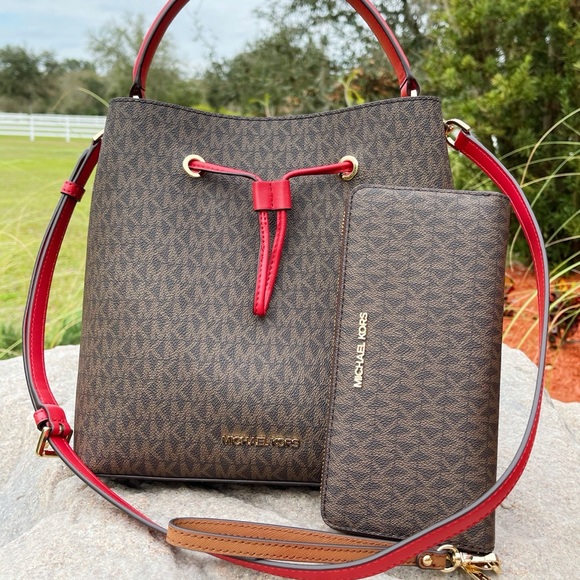 💕NWT Michael Kors Bucket Bag + wallet - Picture 3 of 14